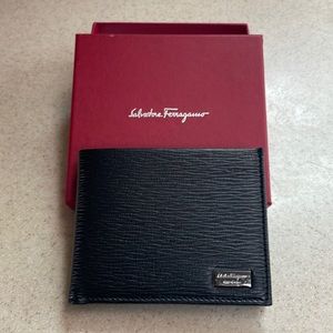 New authentic Salvatore Ferragamo Wallet “Nero” pebble calf